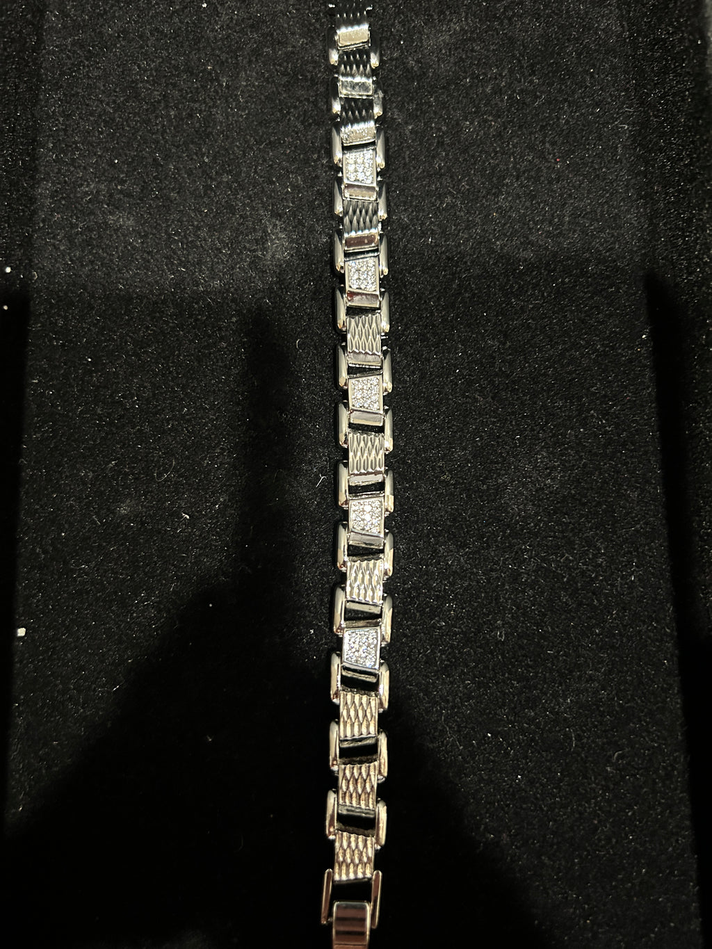 B49 - 14K White Gold VVS CZ Size 7
