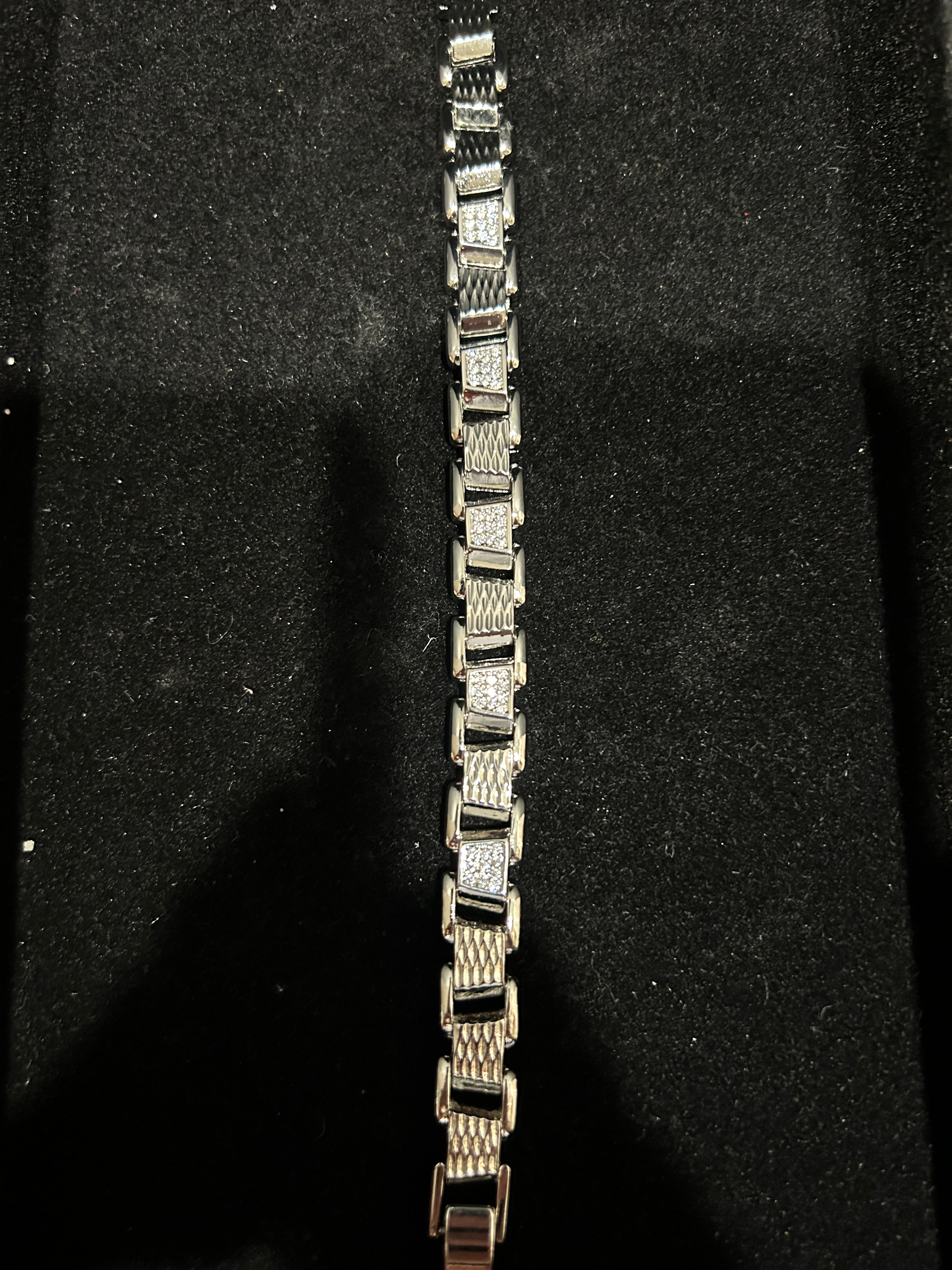 B49 - 14K White Gold VVS CZ Size 7