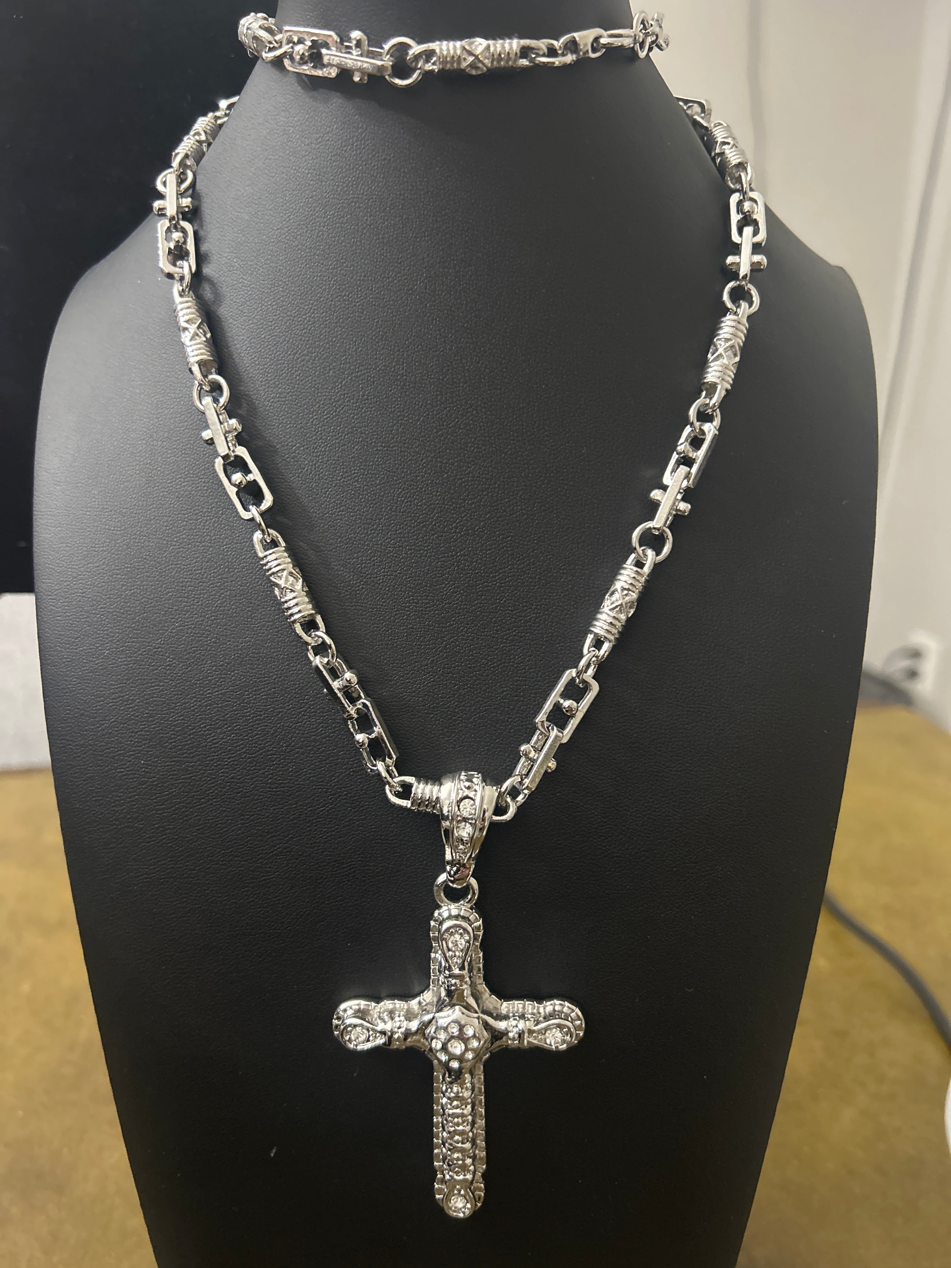 C100 - Stainless Steel 30in Barrel Chain W/ VVS CZ Cross
