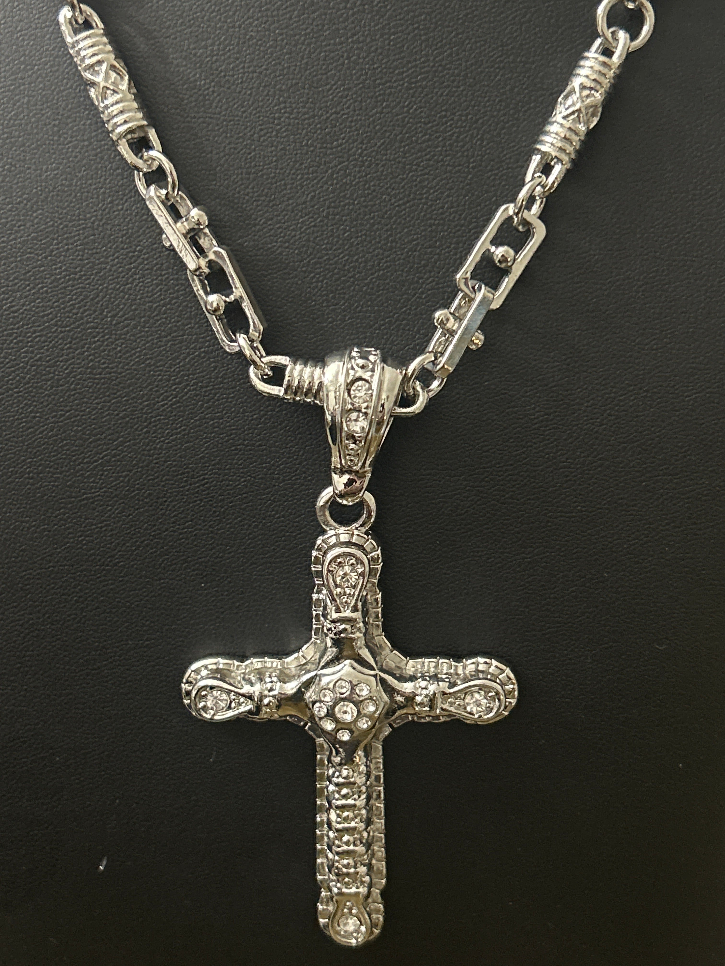 C100 - Stainless Steel 30in Barrel Chain W/ VVS CZ Cross