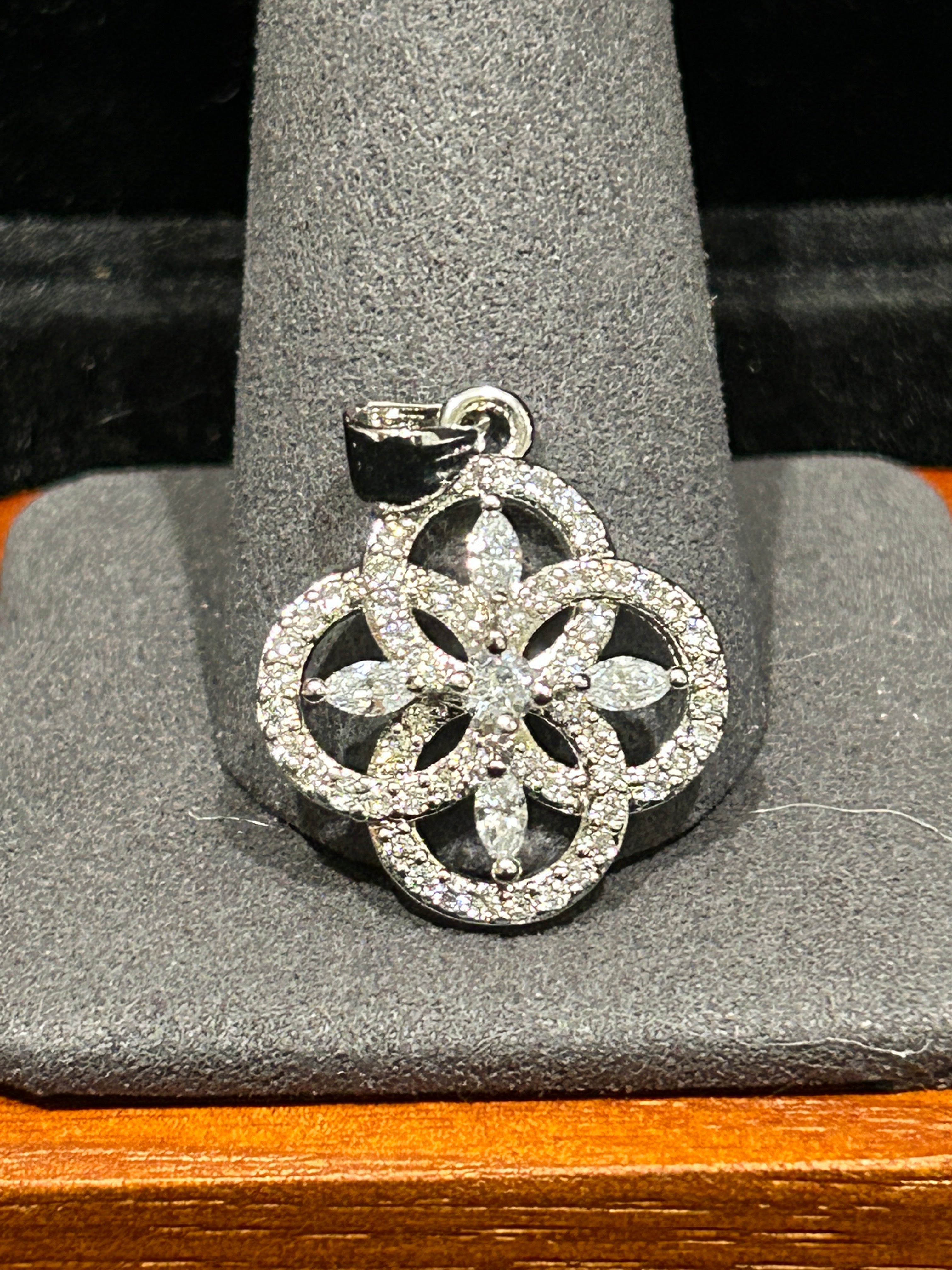 P40 - 14K White Gold VVS CZ Clover