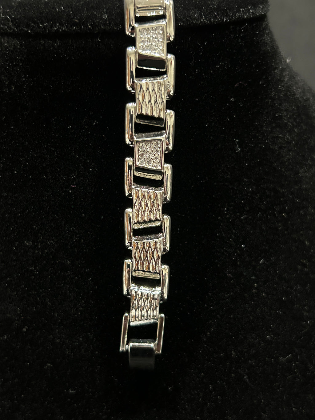 B49 - 14K White Gold VVS CZ Size 7