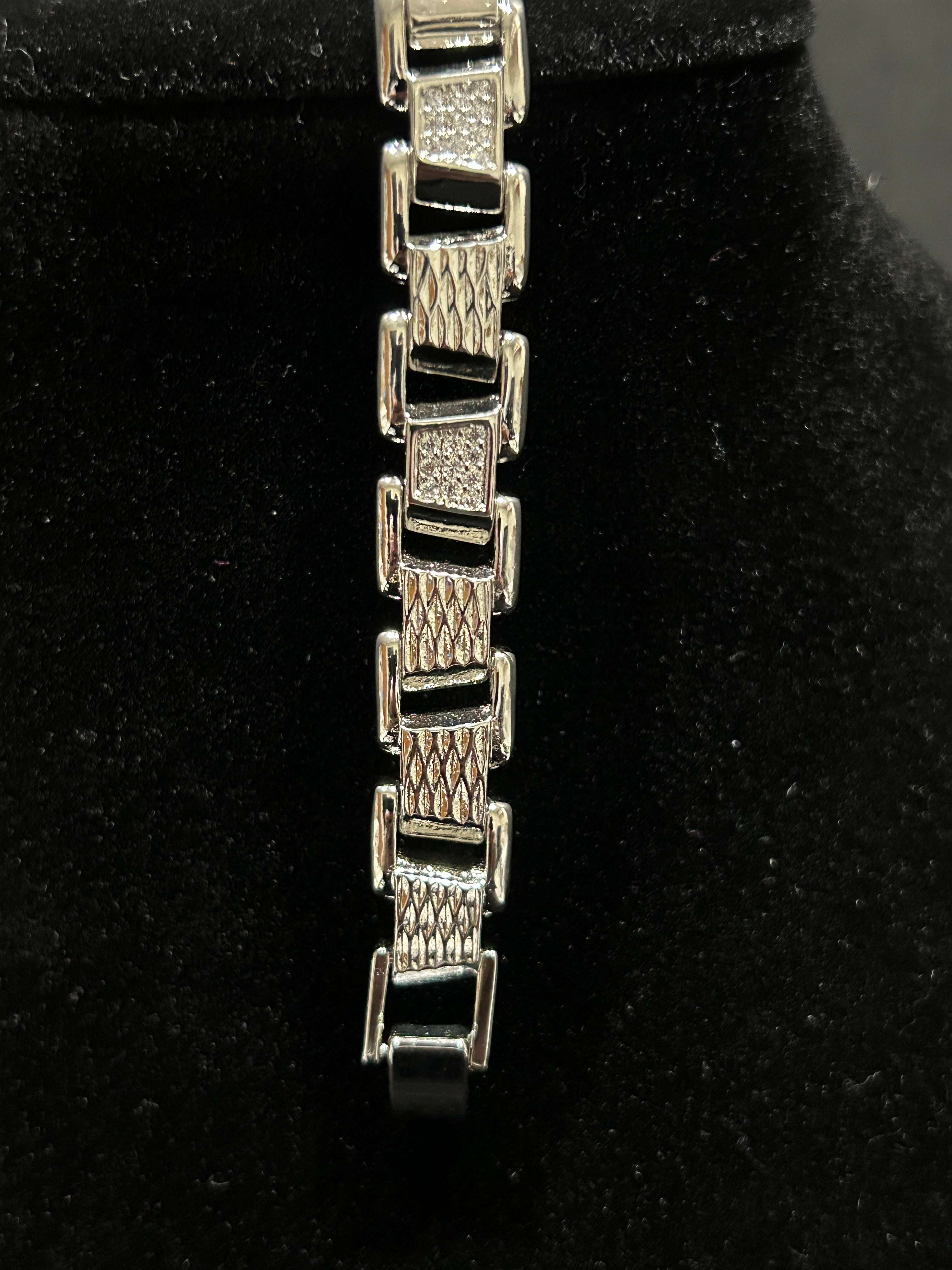 B49 - 14K White Gold VVS CZ Size 7