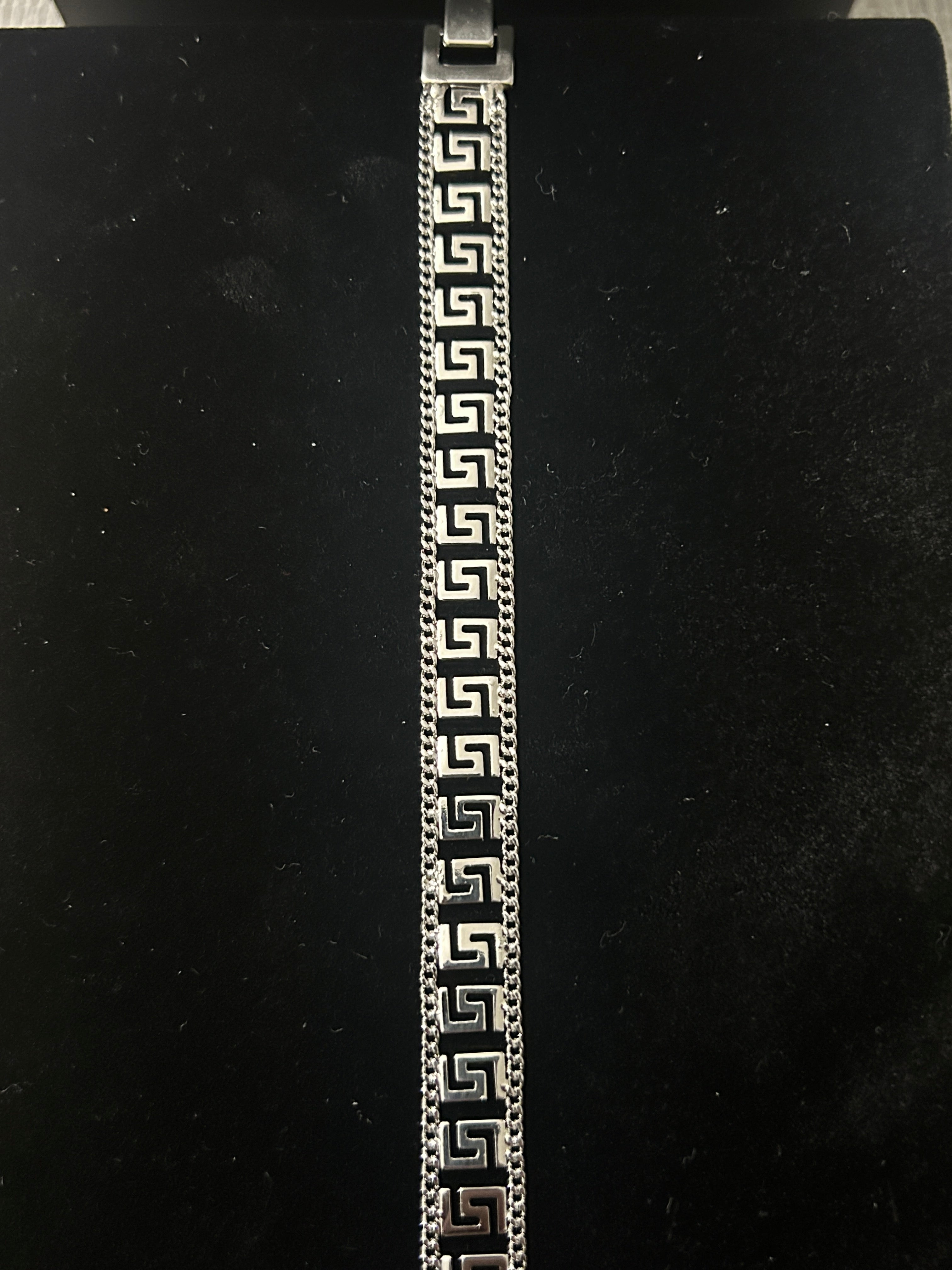 B82 - 14k White Gold Fendi Style 8 Inch