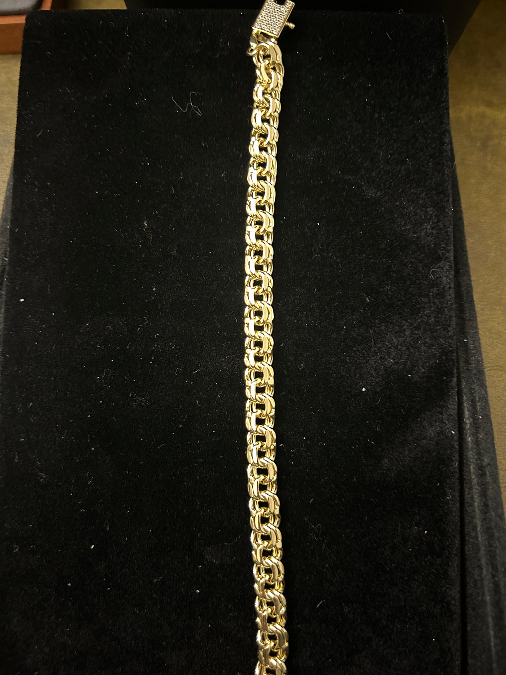 B94 - 14k Gold VVS CZ Lock 8.5 Inch