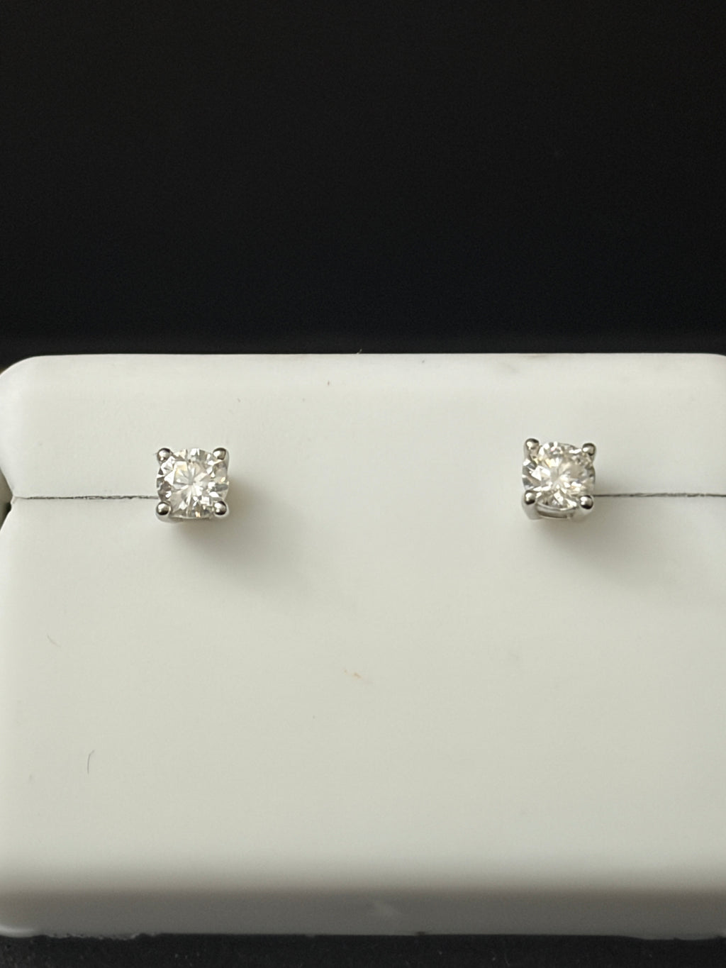 💎 Sterling Silver .25CT Moissanite Push Back Stud Earrings
Everyday shine. Locked in luxury.