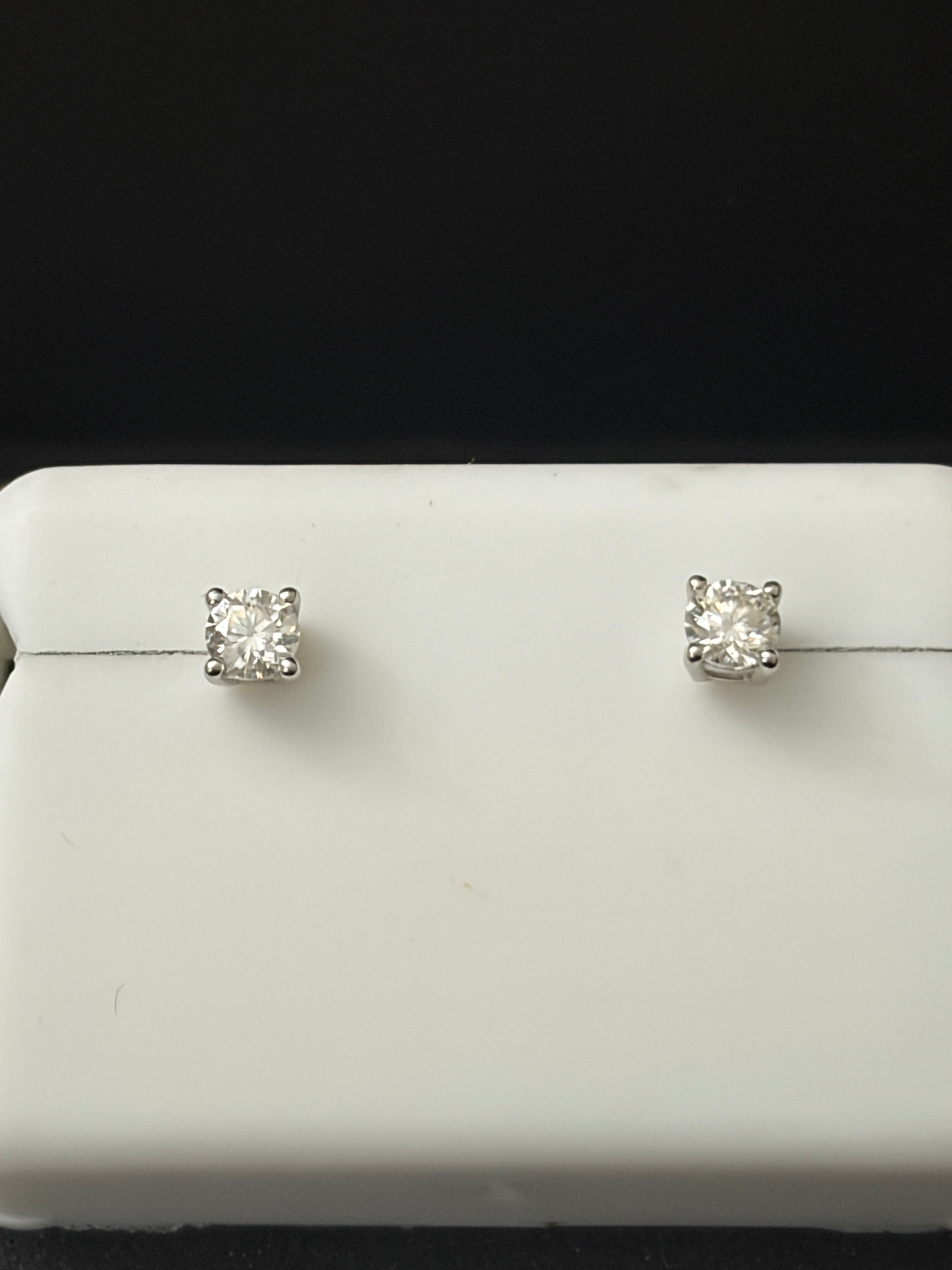 💎 Sterling Silver .25CT Moissanite Push Back Stud Earrings
Everyday shine. Locked in luxury.