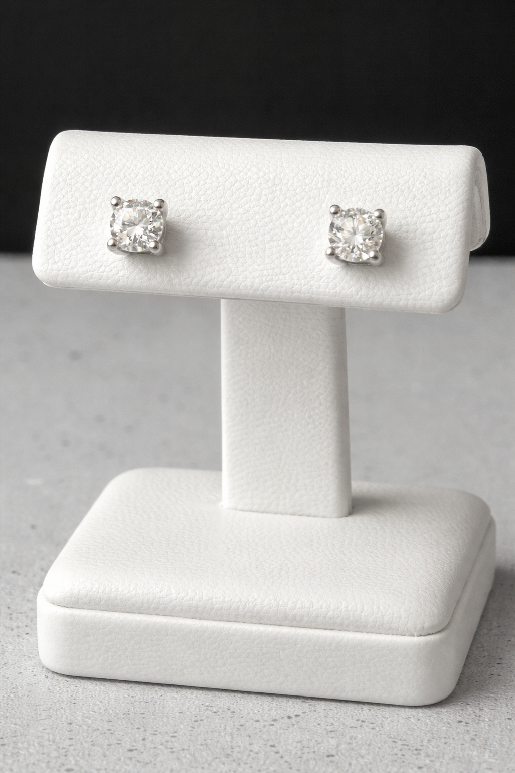💎 Sterling Silver .25CT Moissanite Push Back Stud Earrings
Everyday shine. Locked in luxury.