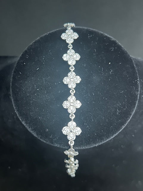 B27 - 14k White Gold Clover Bracelet 8 inch