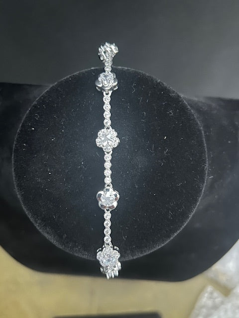 B14 - 14k White Gold Clover 8inch